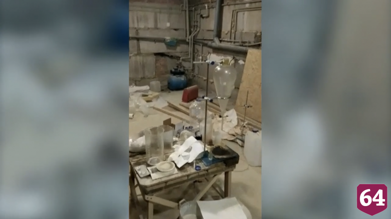 Приятели развернули нарколабораторию в подвале частного дома 