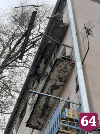Саратовцев испугал падающий балкон дома