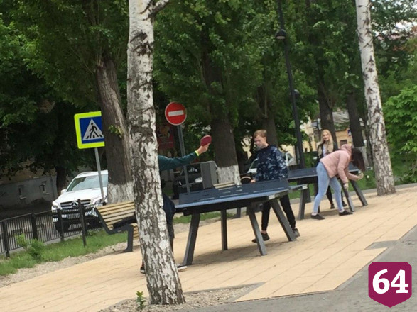 Саратовцы на самоизоляции устроили уличный теннисный турнир