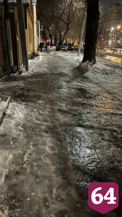 Саратовцы ползли до детсада из-за обледеневших улиц