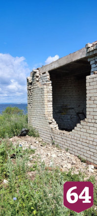 В заброшенном доме под Саратовом на 11-летнего мальчика упали кирпичи