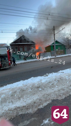 В центре Энгельса полыхал двухэтажный дом