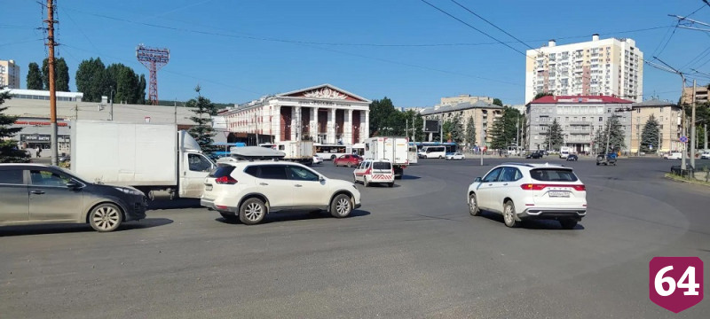 В Саратове завершается ремонт дороги на площади Ленина