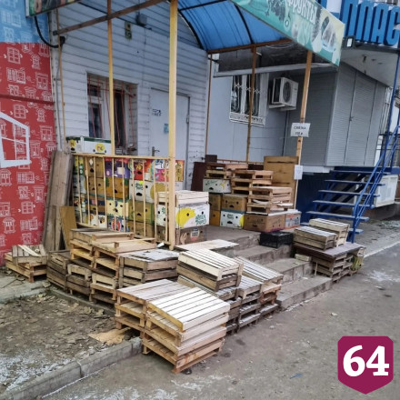 В Саратове вход в магазин загромоздили ящиками