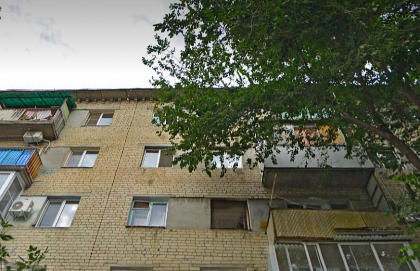 В Саратове женщина выпала из окна на 3-м этаже и погибла