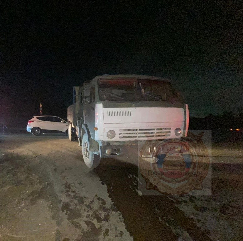 В Саратове два «Хендая» врезались в грузовик
