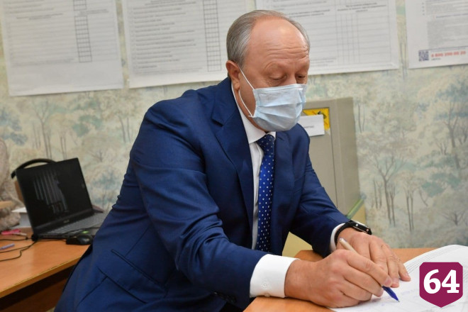 Саратовский губернатор проголосовал на выборах в Госдуму 