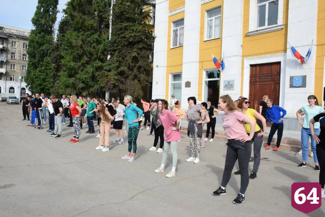 Глава Саратова вышел на зарядку с силачом