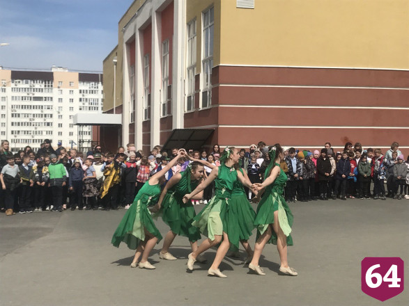Саратовские школьники посвятили полету Гагарина космический флешмоб