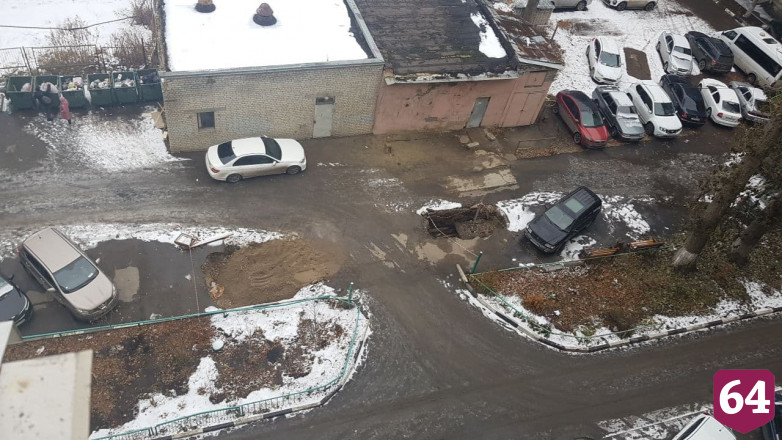 Саратовцев возмутили засыпанные песком коммунальные ямы