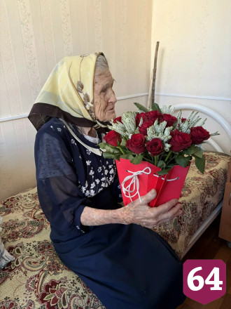 Саратовская труженица тыла в юбилей задула свечи на торте с числом 100 