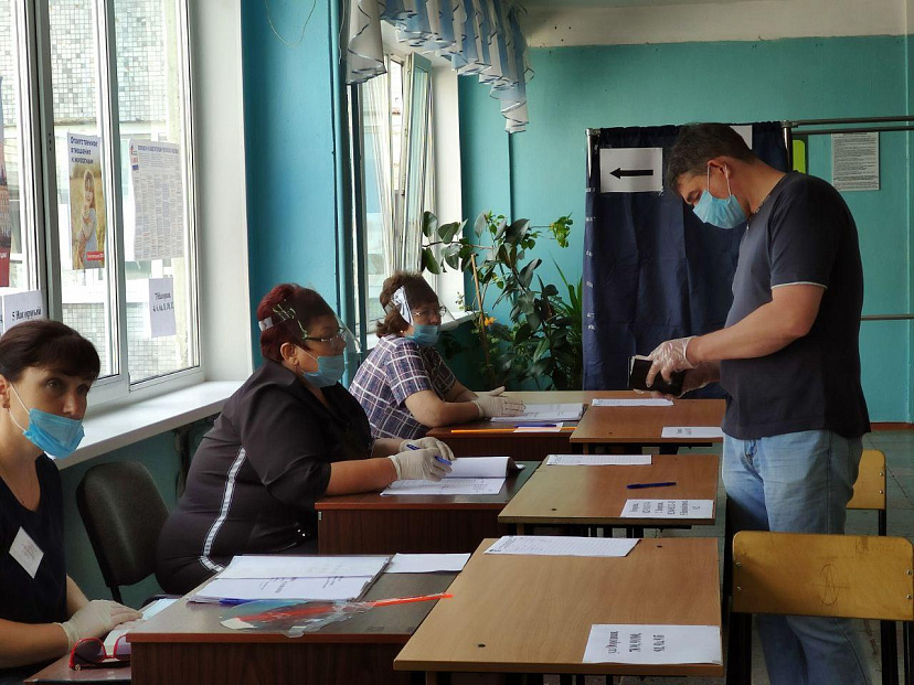 Саратовцы идут голосовать по поправкам в Конституцию для влияния на будущее страны