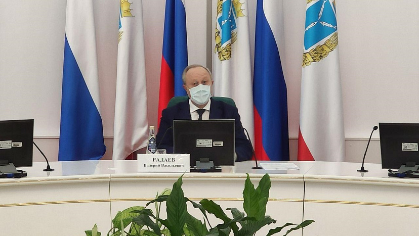 Студентка исполнила для губернатора написанную о Саратове песню 