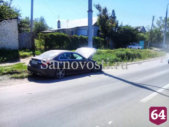 В Саратове «Мерседес» отбросило в столб после ДТП с легковушкой