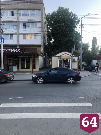 Жительница Саратова спугнула семью автохамов