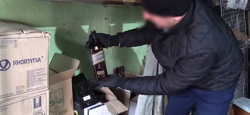 В Саратове из гаражей изъяли поддельный алкоголь и сигареты на миллион рублей