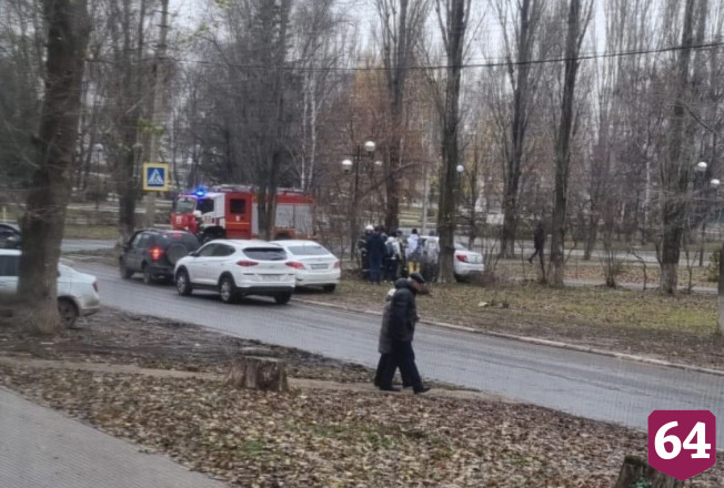 «Датсун» улетел в кусты после ДТП с «Мерседесом» на проспекте Героев
