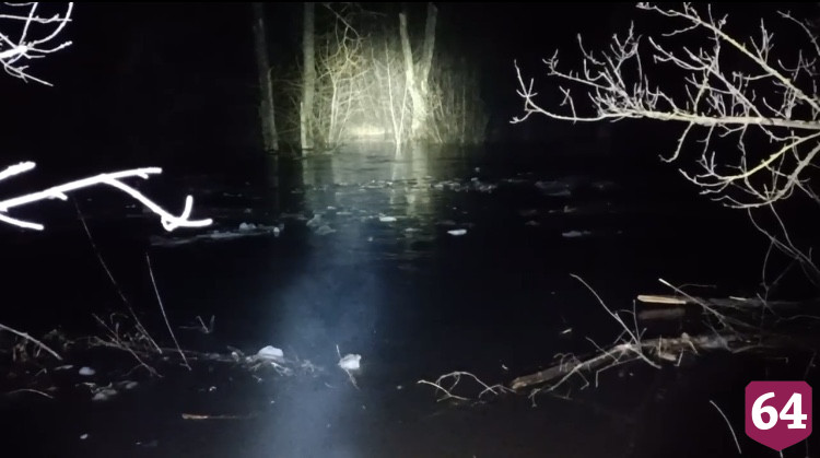 В подтопленном паводковыми водами Петровске взорвали лед 