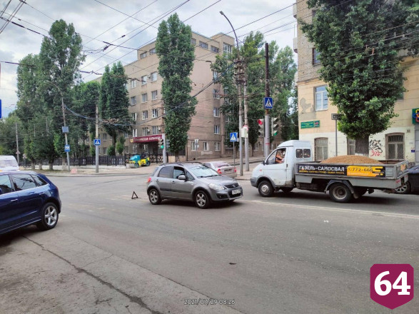 Женщина переходила дорогу на красный и попала под колеса иномарки