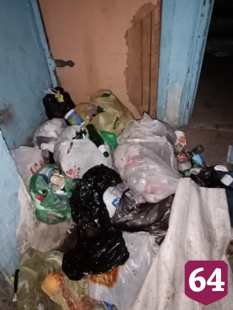 В Саратове мужчина устроил свалку мусора в подъезде