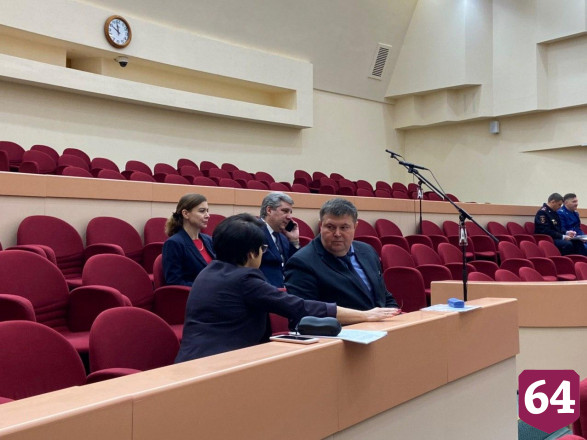 Депутаты думы Саратова пришли на заседание в масках 