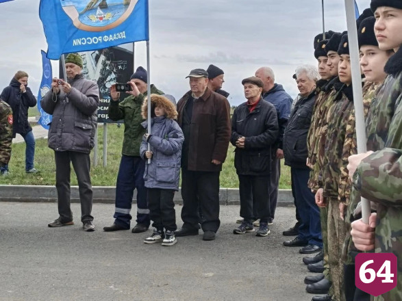 В Саратове соревнуются на точность приземления с парашютом