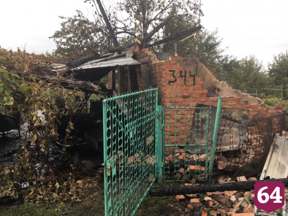 Саратовские пожарные тушили две дачи