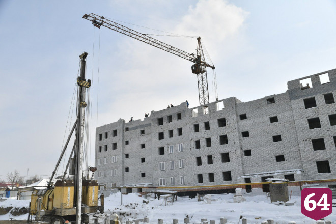 В Саратове на стройке дома для врачей трудится полсотни каменщиков 