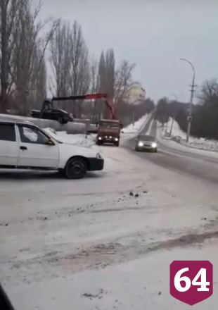 Саратовцев удивил «залетевший» на теплотрассу автомобиль