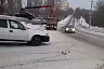 Саратовцев удивил «залетевший» на теплотрассу автомобиль