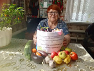 Саратовцы делятся со стариками урожаем кабачков и малины 
