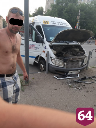 В Саратове маршрутка снесла дорожное ограждение