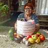 Саратовцы делятся со стариками урожаем кабачков и малины 