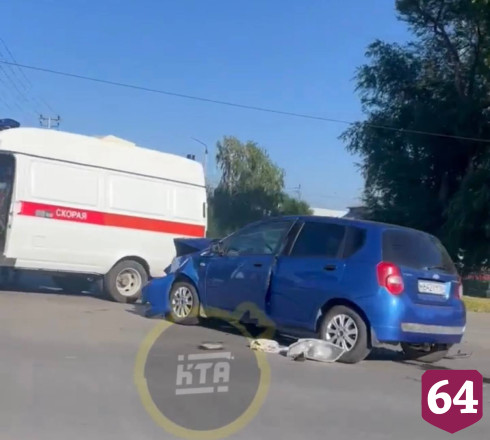 Женщина пострадала в столкновении легковушек в Саратовской области