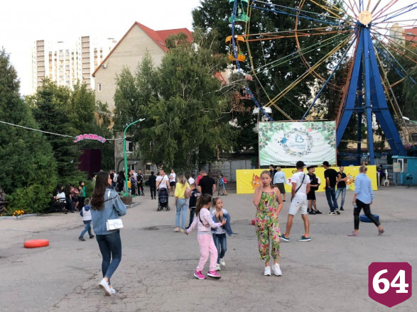 Жители Саратова проводят вечер на каруселях без масок
