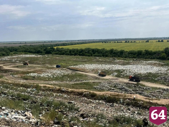 Полигон в Энгельсе тушат с помощью тяжелой техники