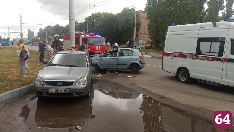 Рядом со школой в ДТП покалечился водитель иномарки