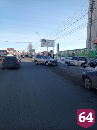 Под Саратовом «Волга» протаранила иномарку и врезалась в столб