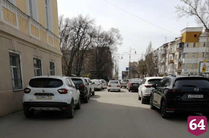 От колледжа искусств в Саратове эвакуировали машины автохамов