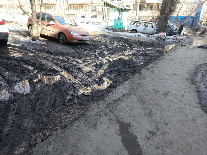 Саратовские водители превратили газон в «танковый полигон»