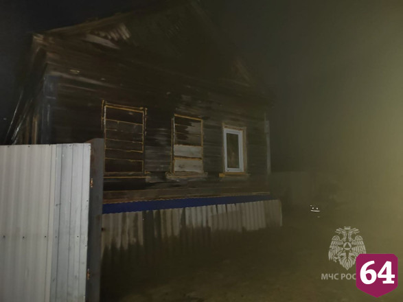 Под Саратовом девушка готовила еду и спалила дом