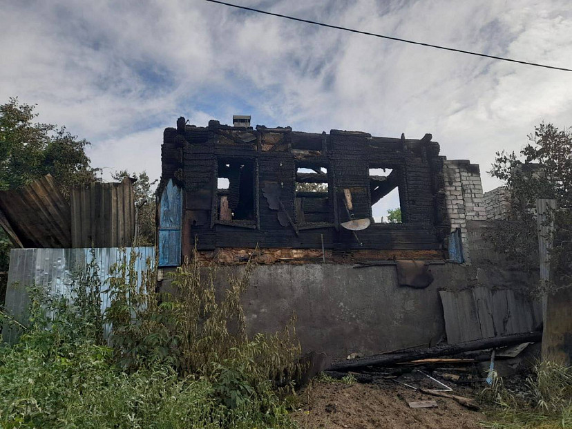 На ночном пожаре под Саратовом обгорел мужчина