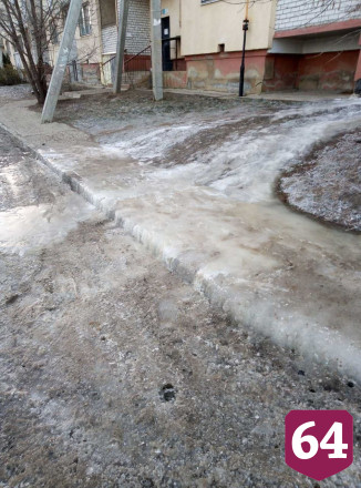 Саратовцам пообещали расчистить обледеневшие после потопа улицы 