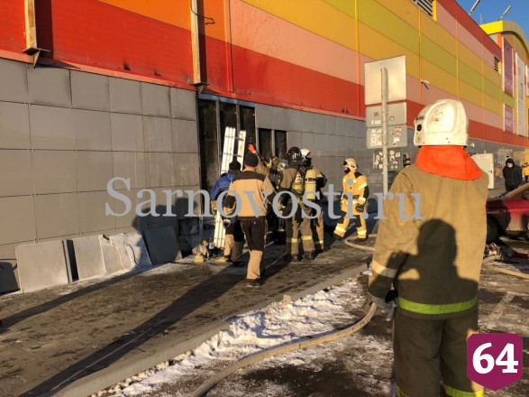 Из полыхающего ТЦ «Оранжевый» эвакуировали 800 человек