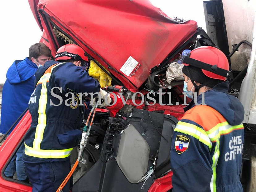 Дальнобойщика зажало в грузовике после массового ДТП под Саратовом