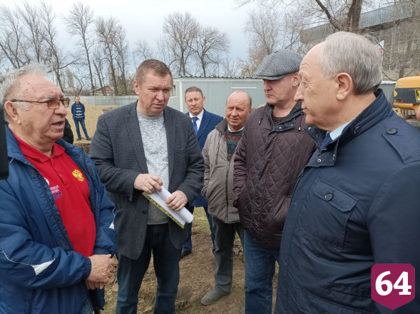 Губернатор раскритиковал главу за медленное строительство ледового дворца
