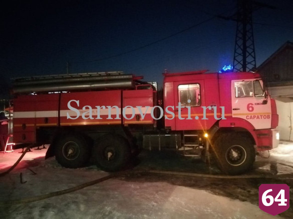 В Саратове сгорел гараж с иномаркой