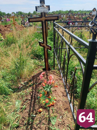 На кладбище под Саратовом могилы завалили горами глины