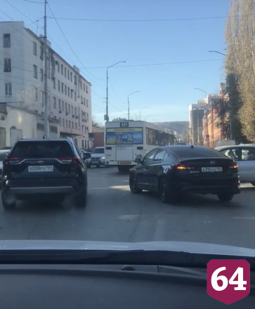 Массовая авария с автобусом блокировала движение в центре Саратова