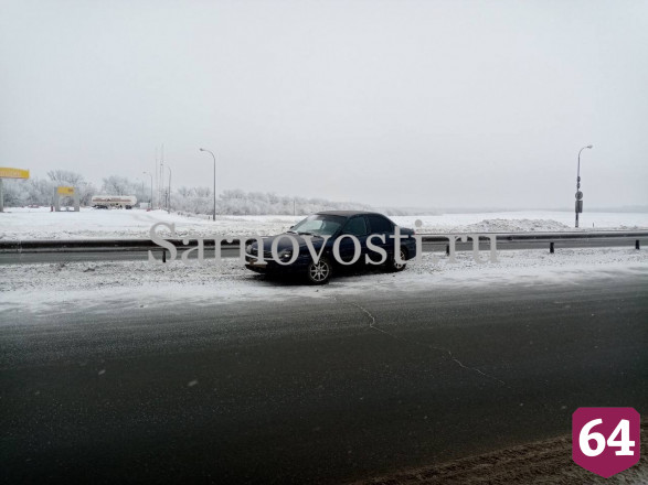 Легковушку отбросило в кювет после ДТП под Саратовом